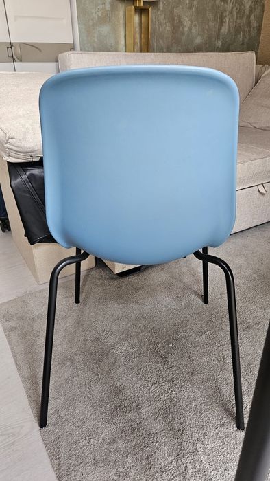 Cadeira azul com almofada