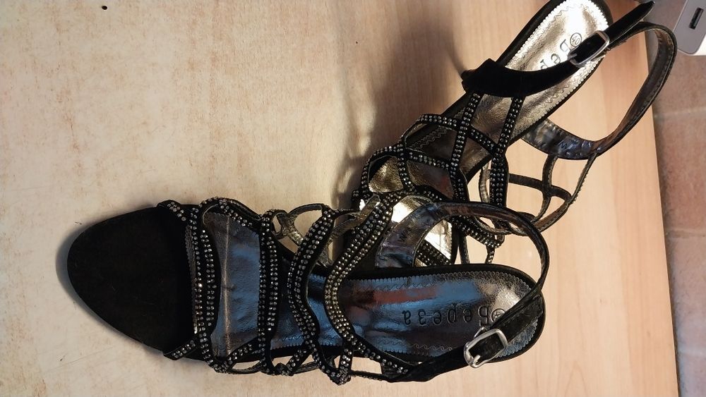 Босоніжки дуже гарні , нові  удобні