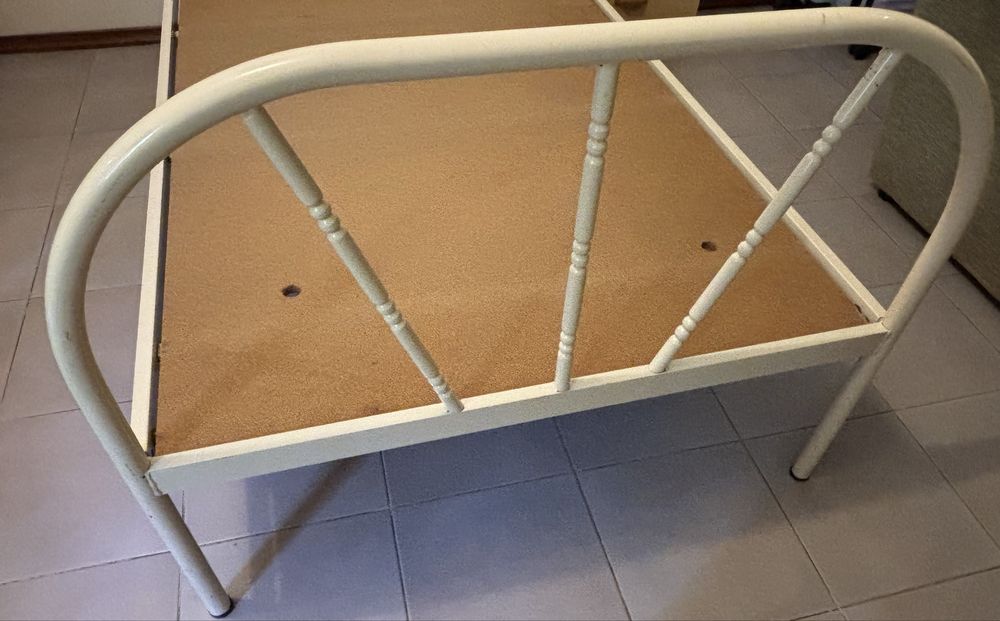 Cama de solteiro de ferro