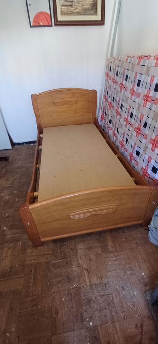 Vendo cama solteiro com colchao de molas com 95cm 200cm.
