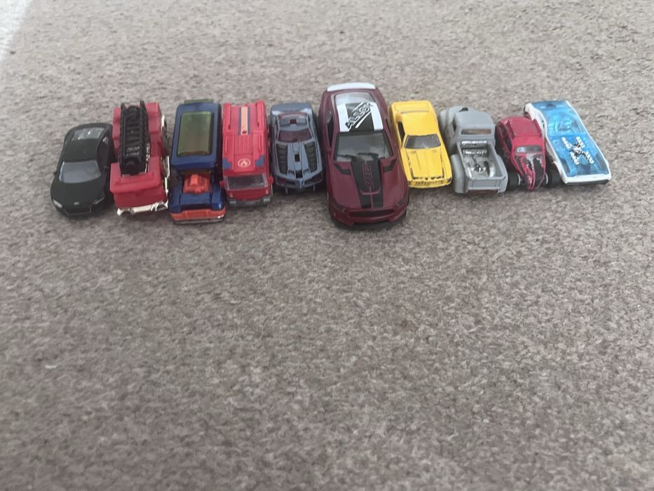 Hot Wheels zestaw i 10 samochodów