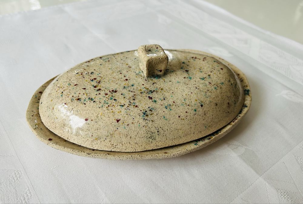 Zestaw ceramiczny: maselniczka, cukiernica i wazonik – rękodzieło