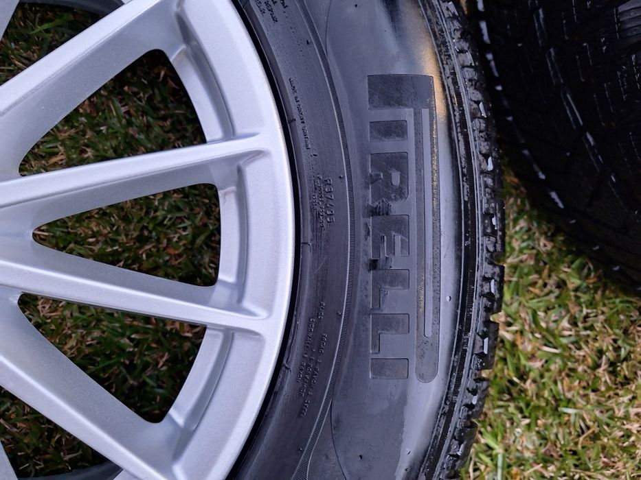 Vendo ou troco Pneus Pirelli 235 65 R18 - jantes não incluídas