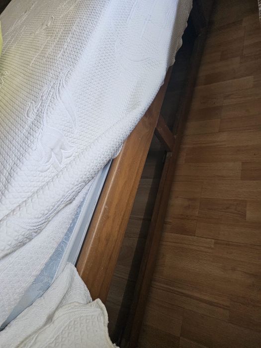 Cama e mesinha de cabeceira