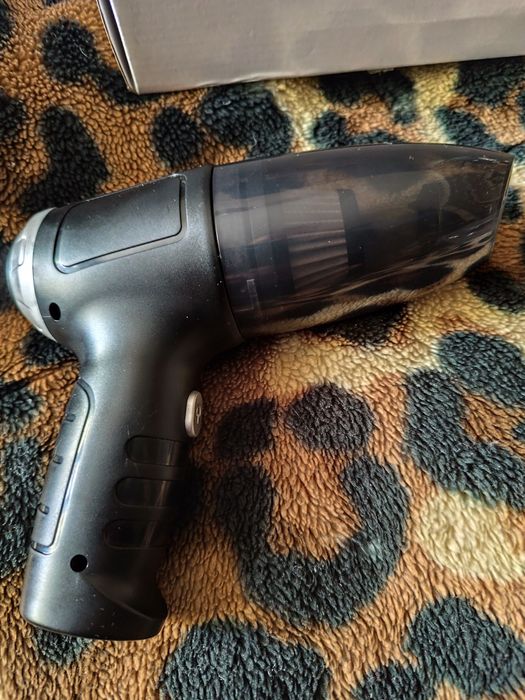 Ручний бездротовий пилосос.