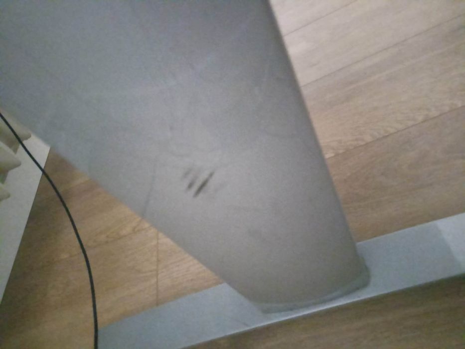 Biurko z prowadnicą na kable