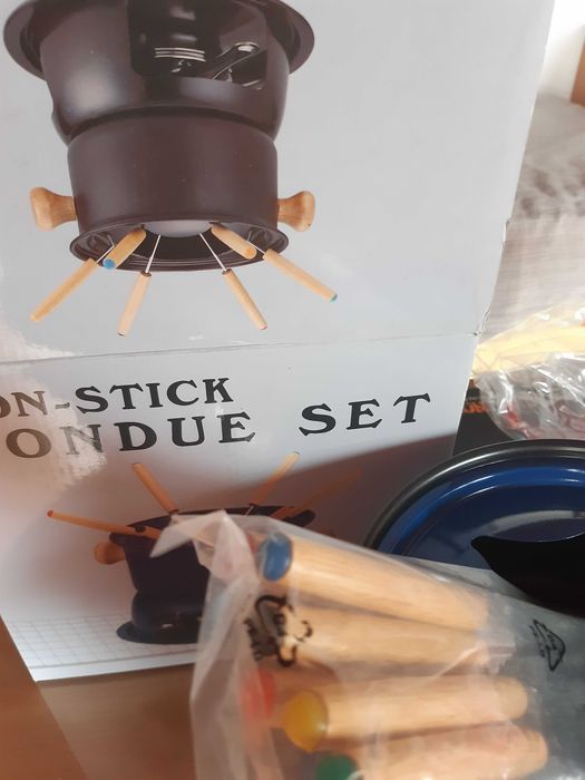 Fondue colorido sem uso