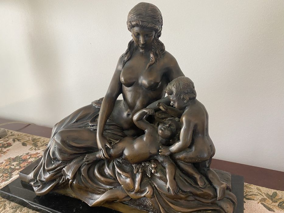Estatua em bronze e base em marmore de Mãe e filhos, lindissima