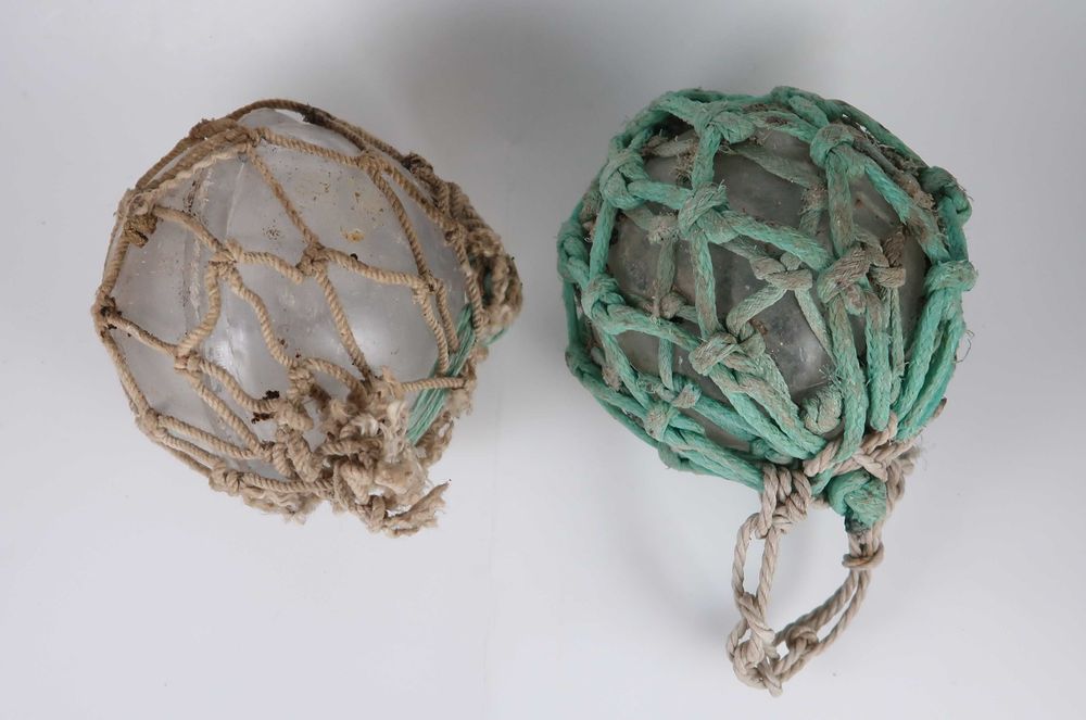 2 boias de rede de pesca em vidro muito antigas