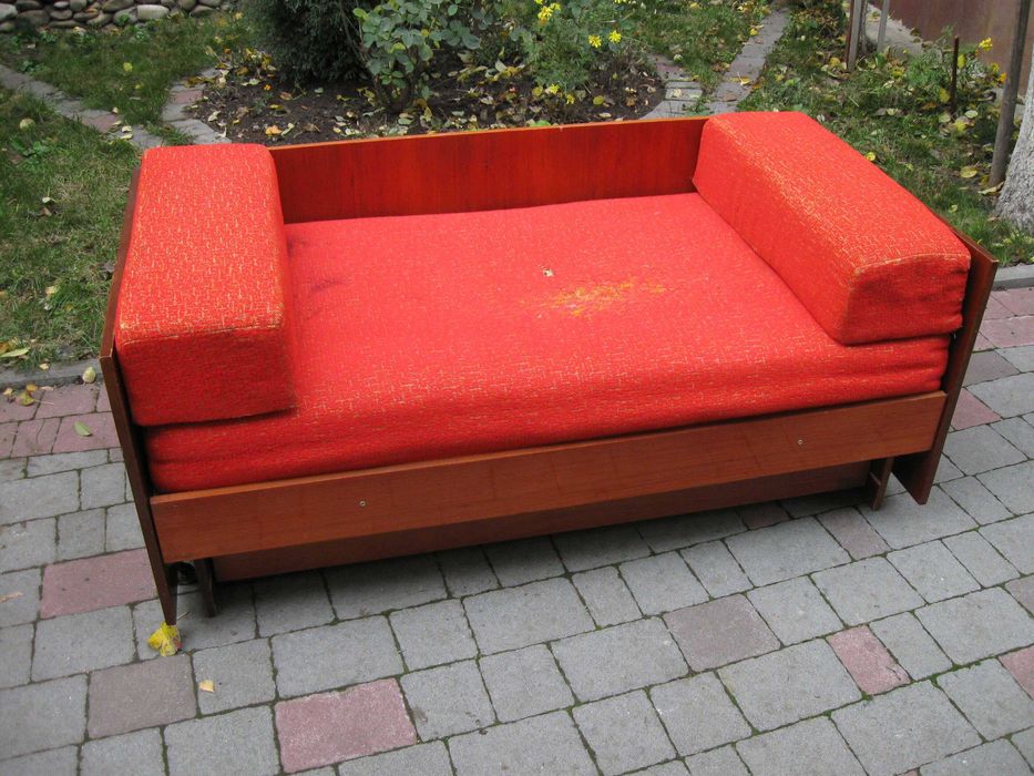 Диван розкладний, радянського виробництва. В доброму стані.