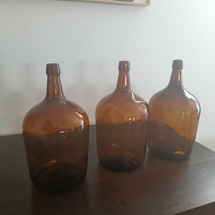 Garrafões de vidro castanhos