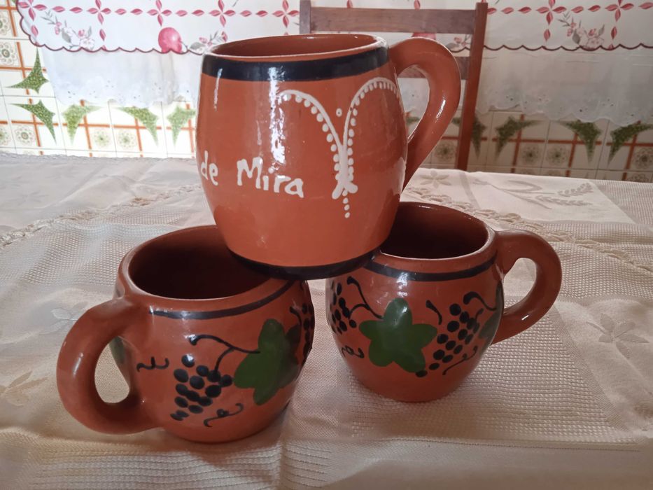 3 canecas de barro tradicionais