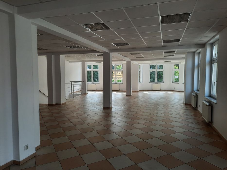 Lokal usługowo handlowy w centrum Bytowa na pietrze