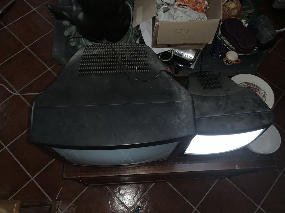 2 televisoes antigas a funcionar