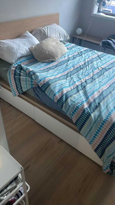 Cama com 4 gaveteiros e colchao.