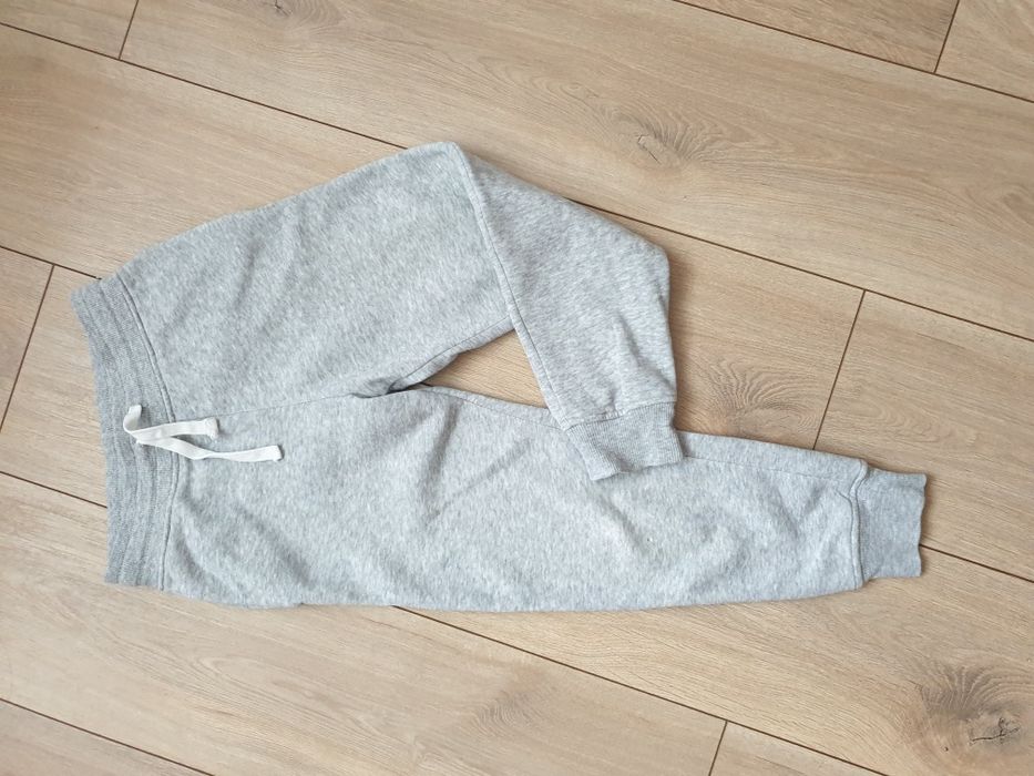 Szare spodnie dresowe 128 cm