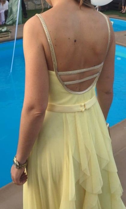 Vestido amarelo (cor pantone do ano)