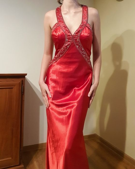 Czerwona długa sukienka z kryształkami