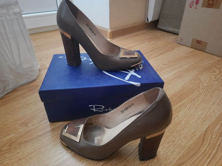 Босоніжки на каблуках, туфлі