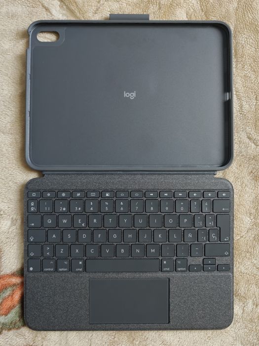 Apple iPad 10.ª Geração 64 GB Wi-Fi + Apple Pencil USB-C + Logitech Combo Touch