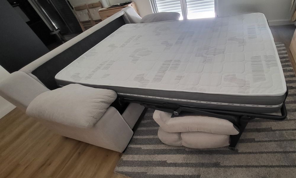 Sofá-cama semi-novo
