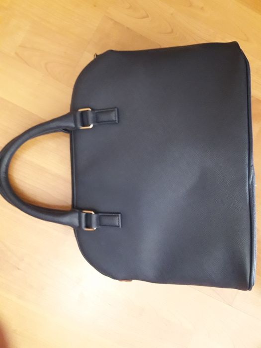 Mala azul escura com riscas brancas