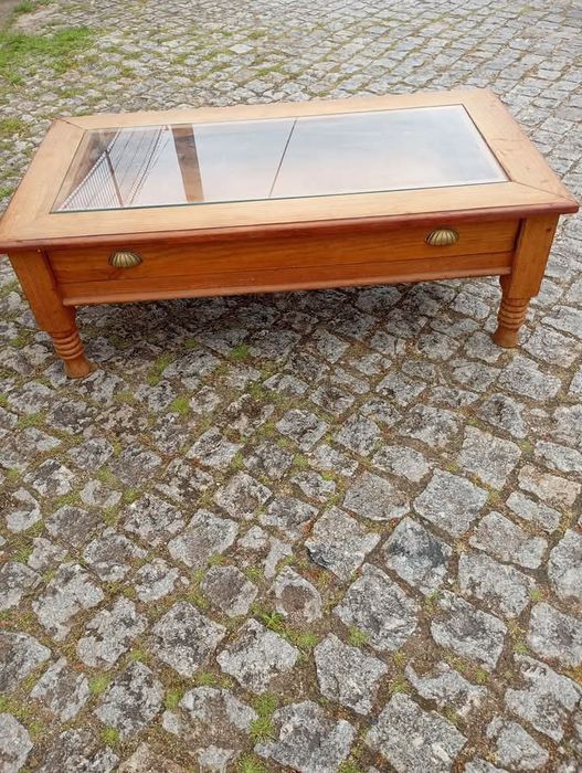 Vendo esta mesa em Riga muita bonita bom estado