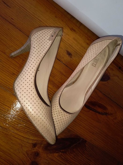 Szpilki Eksbut r. 37 beżowe, eleganckie Giną Piacci