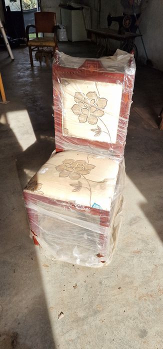 Várias cadeiras para recuperar