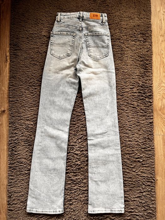 Spodnie jasne jeansy Stradivarius