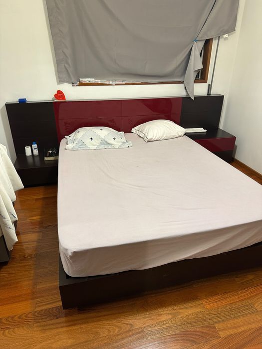 Cama casal com arrumação, cabeceira, iluminação e criados