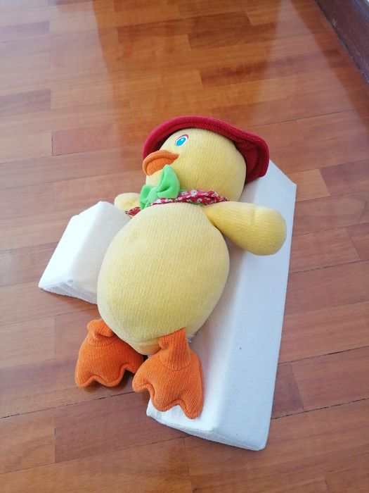 Almofada para auxiliar na posição correta do bebé dormir