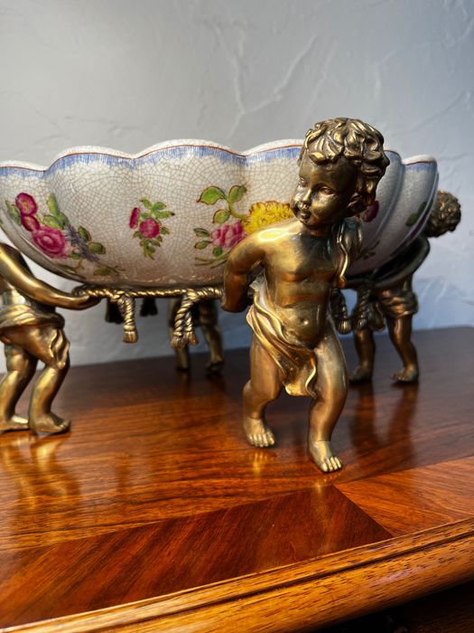 Porcelanowa patera z aniołkami. Figurki z brązu. Sygnowana, malowana
