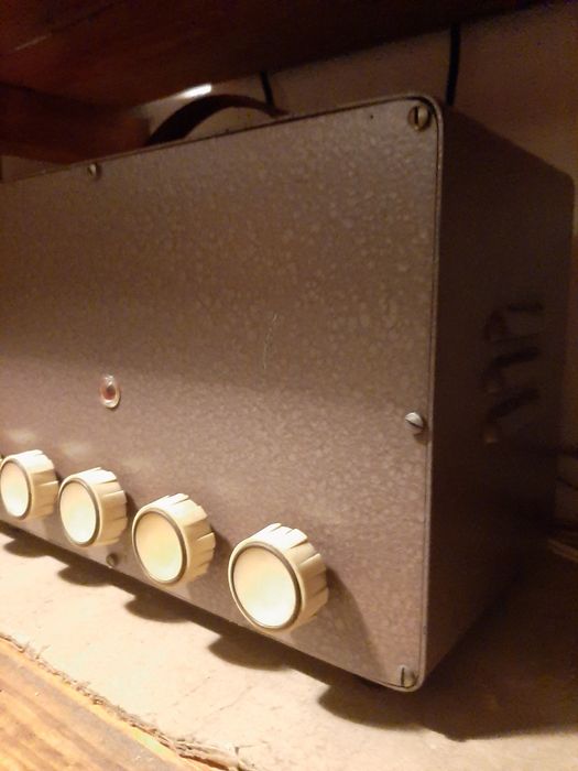 Urzadzenie elektryczne wzmacniacz