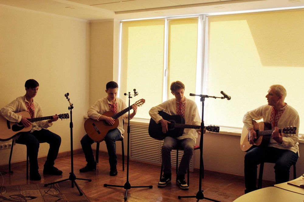 Уроки гри на гітарі. Уроки игры на гитаре. Обучение игре. Уроки гитары