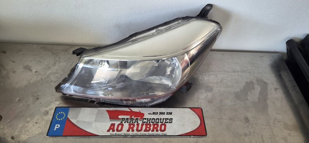Farol esq toyota yaris p13 2010