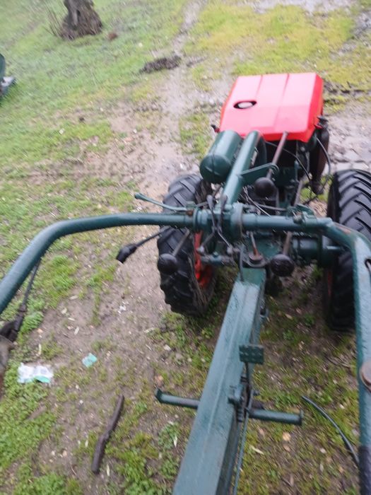 Vendo ou troco trator de varais 4x4