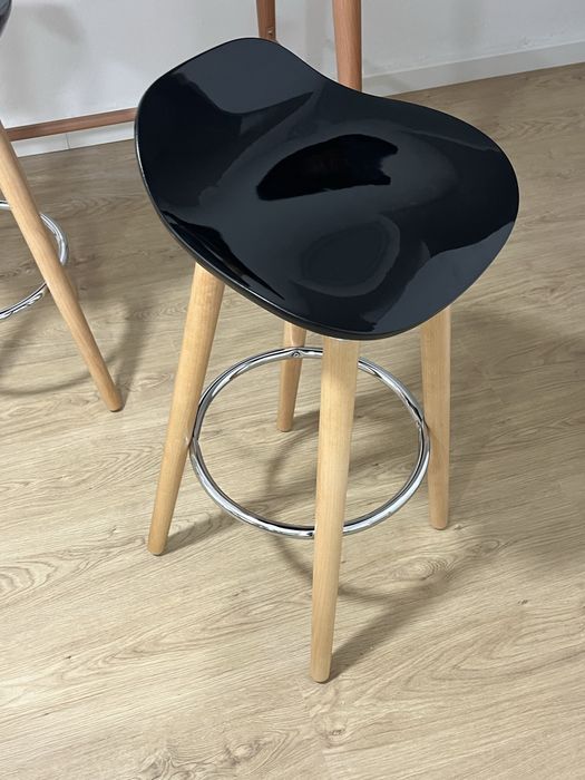 mesa alta com dois bancos