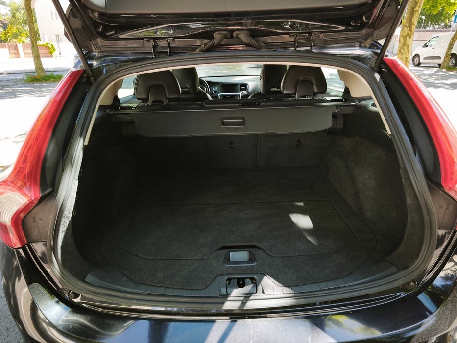 Volvo V60 1.6d Drive Momentum apenas 124000kms