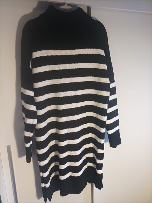 Dzianinowa sukienka w pasy