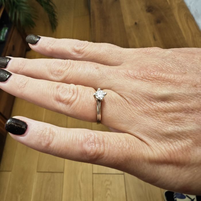 Pierścionek damski. Złoto 585. Brylant 0.44 ct. Certyfikat