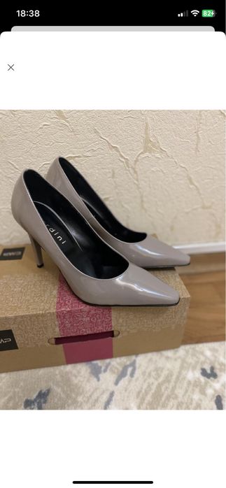 Лаковані туфлі-човники італія, 39 р. нові