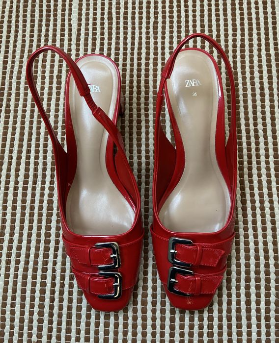 Sapatos com fivelas Zara