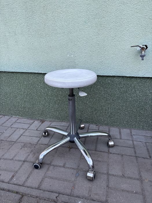 Taboret obrotowy na kółkach – hoker medyczny / kosmetyczny