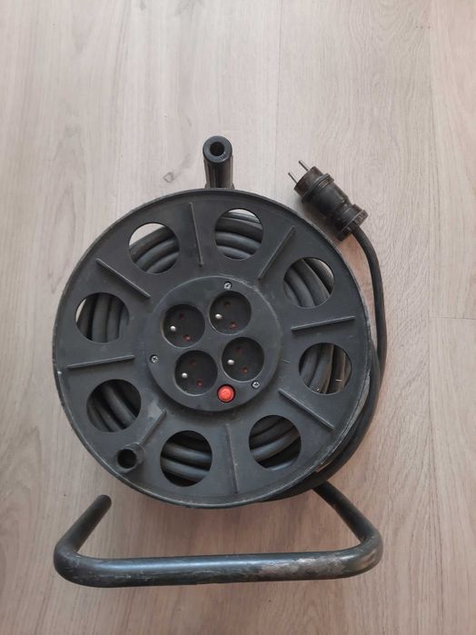 Przedłużacz na bębnie z gniazdem 4x2p+X, termikiem, 3x2,5 dł. 24mb