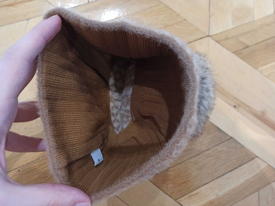 Czapka damska z pomponem