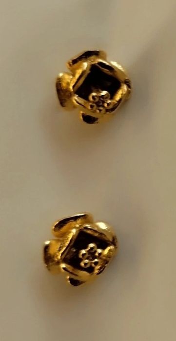 Par de brincos em metal dourado, novos.