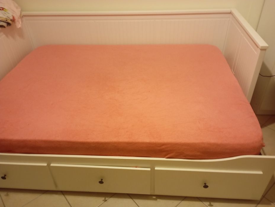 Cama com arrumação