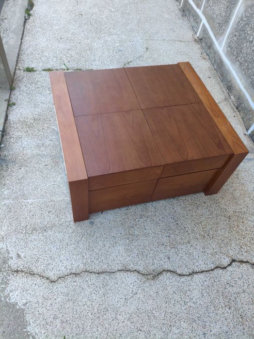 Mesa de centro com gavetas