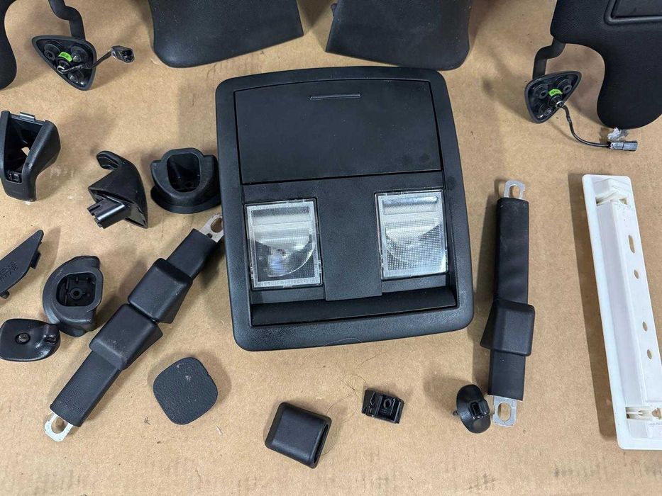 Kompletna Podsufitka Dodge Challenger 15+ Czarna rączki słupki lampki